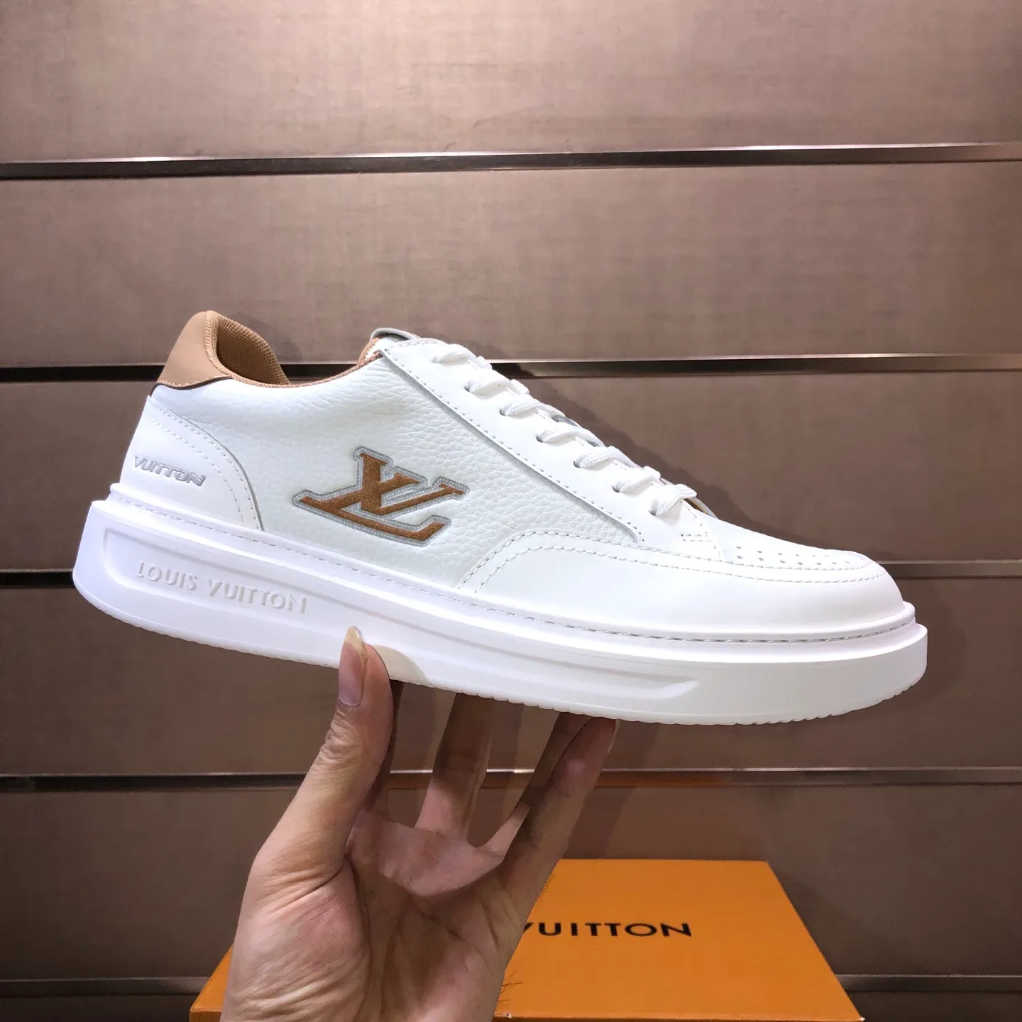 Factory batch 640💰original development, quality shipment, welcome to compare - LV sneaker series sports shoes introduce the loose silhouette of the ready-to-wear series into the spring and summer men's wear shows and make an eye-catching appearance. The cow leather upper is combined with rough fabric laces, and colorful beading highlights the brand's classic elements. LV letters mark the tongue and Monogram floral outsole. Mixed materials Made of top-grain cowhide, thick shoelace design, large Monogram print on the side, mesh lining and cotton feet, the comfort is as extreme as ever, premium heritage, quality first, worth owning! Size: Men’s 38-45 (45 is custom-made and cannot be returned or exchanged)